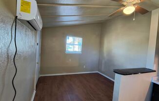 1 bed, 1 bath, $650, Unit B