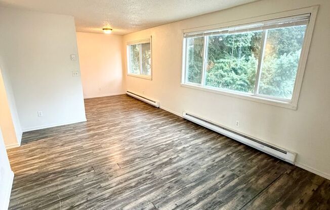 2 BEDROOM, 1 BATH DUPLEX WITH GARAGE!