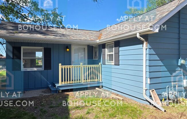 AVAILABLE SOON! LAKEFRONT 2 BED 1.5 BATH HOME W/OFFICE!