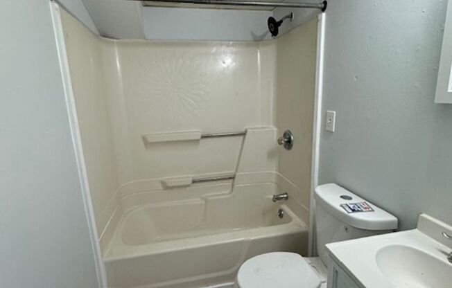 2 beds, 1 bath, $1,250, Unit Unit 9