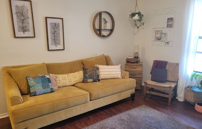 Super cute 2 bedroom 1 bath duplex