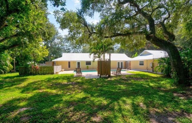 3/2 POOL home in Harbor Estates Stuart--Lots of Parking!