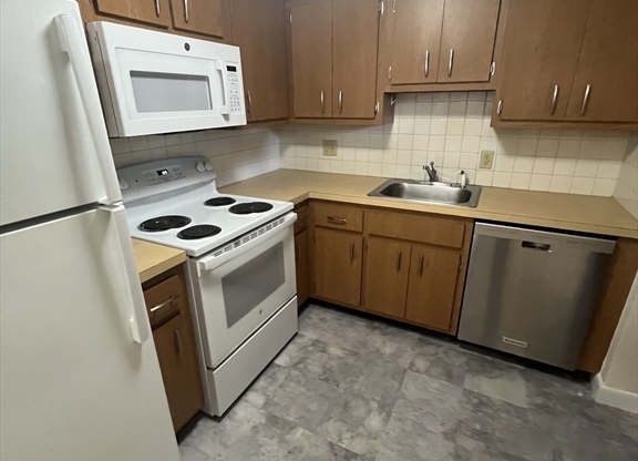 2 beds, 1 bath, 975 sqft, $2,100, Unit 2