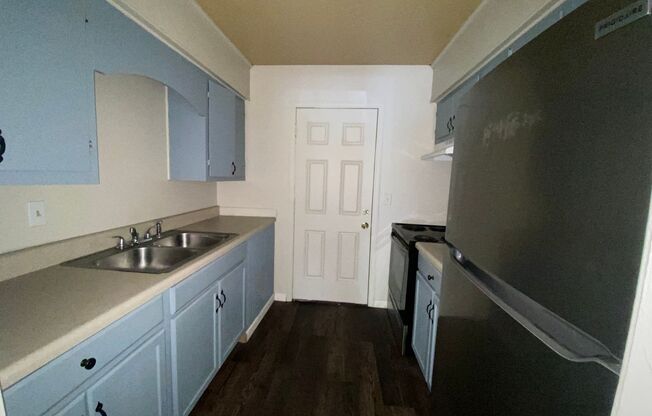 2 beds, 1 bath, $975, Unit Apt 2