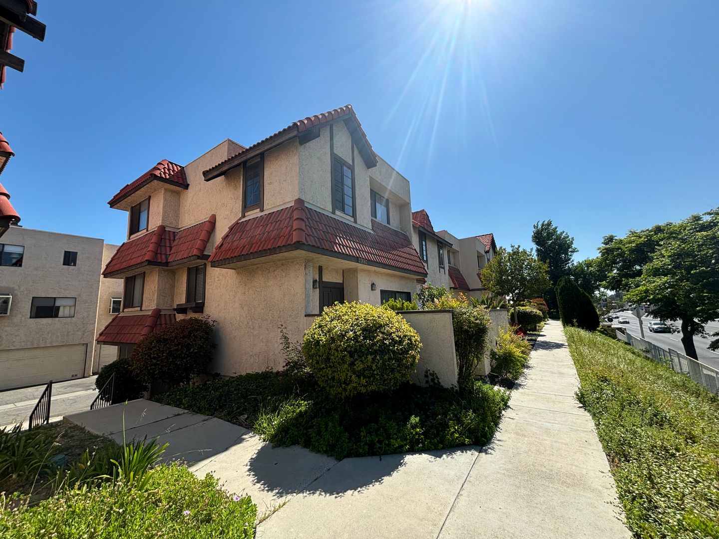 Spacious 3-Bedroom Townhome with Community Amenities in Canyon Country!