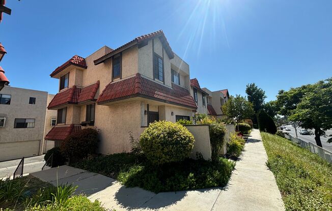 Spacious 3-Bedroom Townhome with Community Amenities in Canyon Country!