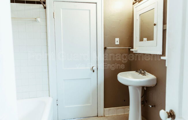 Studio, 1 bath, 675 sqft, $875, Unit 11