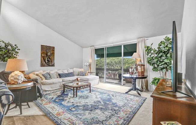 JUST BLOCKS TO THE BEAUTIFUL WIND AND SEA BEACHES!