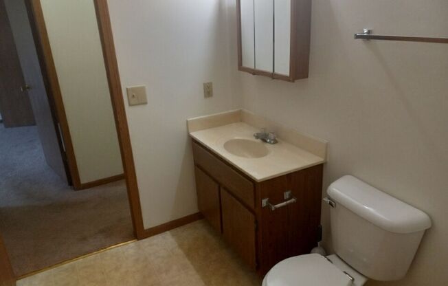 2 beds, 1 bath, $800, Unit 06