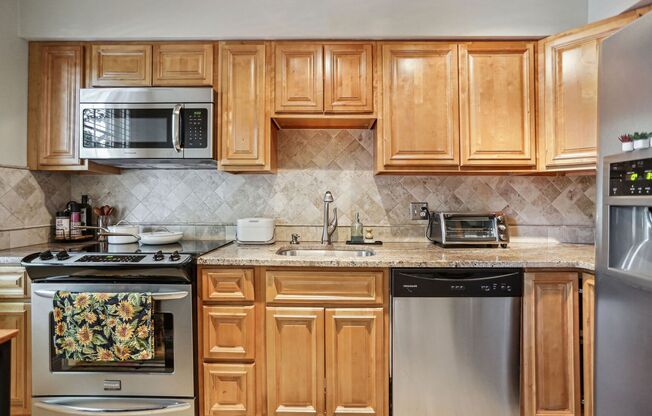 Spacious 2BR/1BA in Rock Creek Gardens!