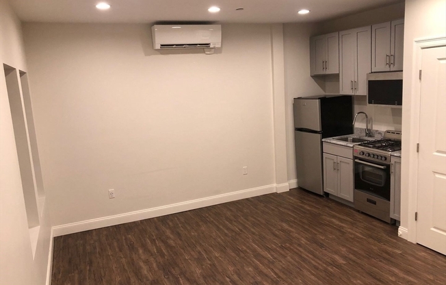 Studio, 1 bath, 370 sqft, $1,850, Unit 17