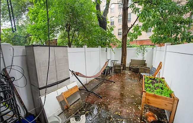 273 E 10 ST
