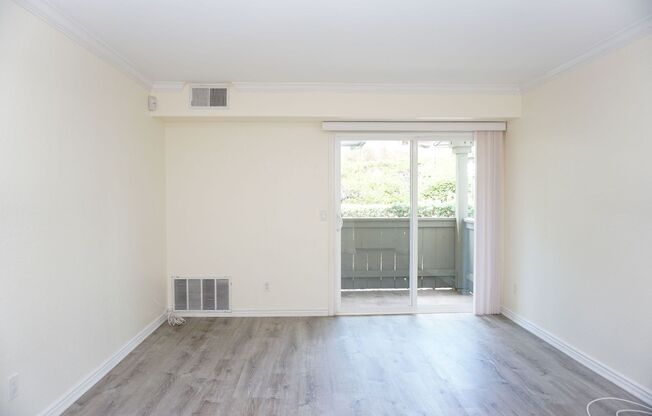 Great 2B/2BA Corner Unit Condo w/ In-Unit Washer/Dryer and Central Air!