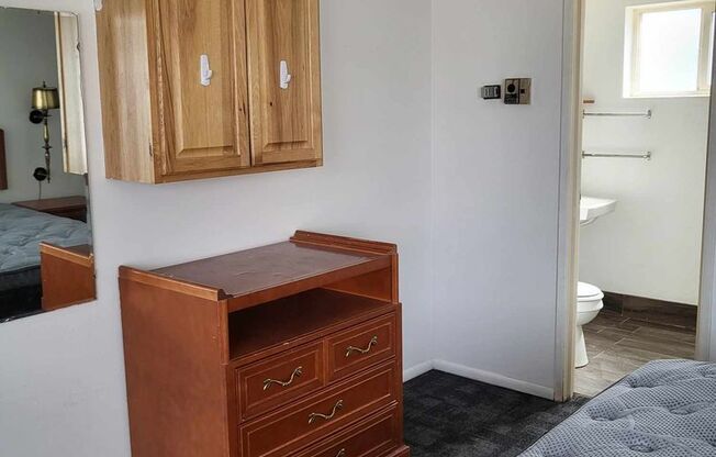 Studio, 1 bath, 250 sqft, $450, Unit 214