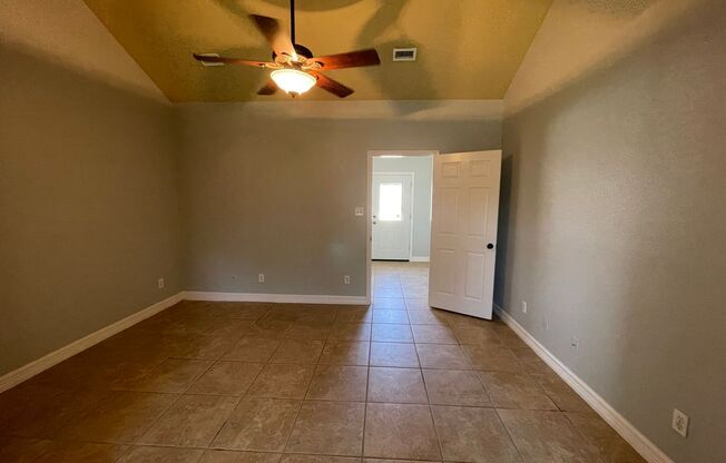 1 bed, 1 bath, 450 sqft, $875, Unit 700