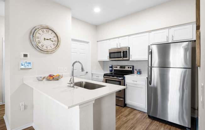Stainless steel appliances - Sonterra Apartments at Paradise Valley
