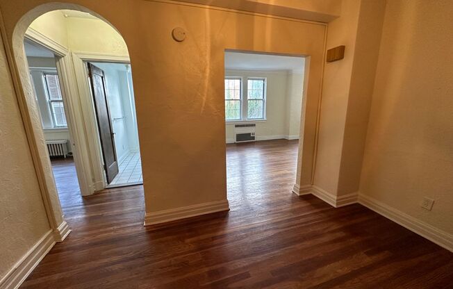 1 bed, 1 bath, 962 sqft, $1,560, Unit New King Edward  208