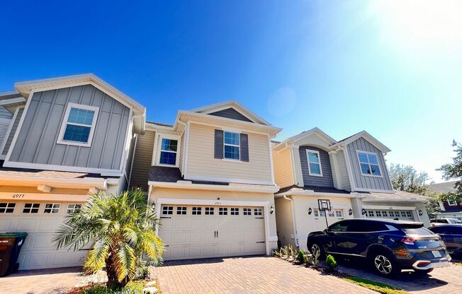 Charming 3-Bedroom Townhome with Community Amenities in Orlando!