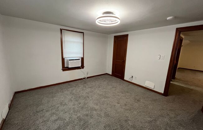 1 bed, 1 bath, $800, Unit 2F