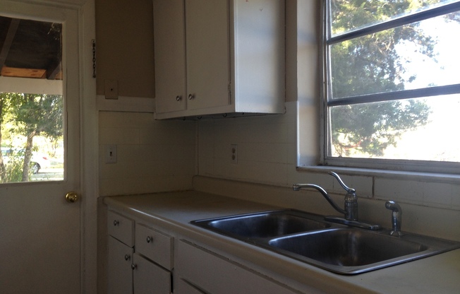 2 Bed 1 Bath Home Pet Friendly Washer/Dryer Hook Ups & Pet Friendly Only $600 Deposit