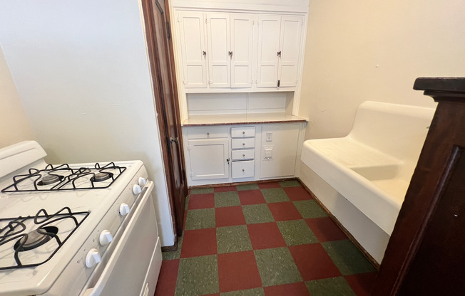 Studio, 1 bath, 400 sqft, $805, Unit 303