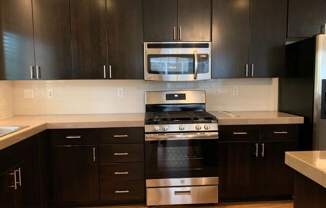 Beautiful 3BD/2BA Townhome! 2 Weeks Free Off Rent upon approval and move in!!!!