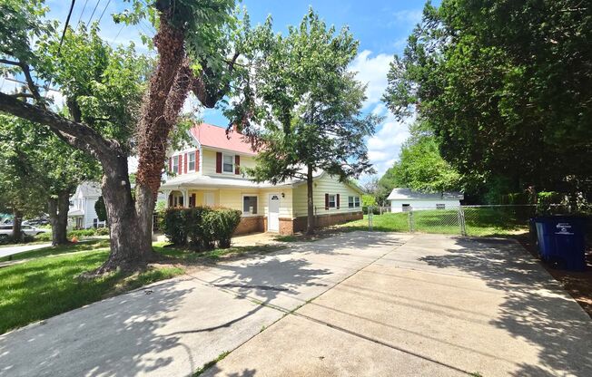 Gorgeous 3 BR/1.5 BA Single-Family Home in Laurel!