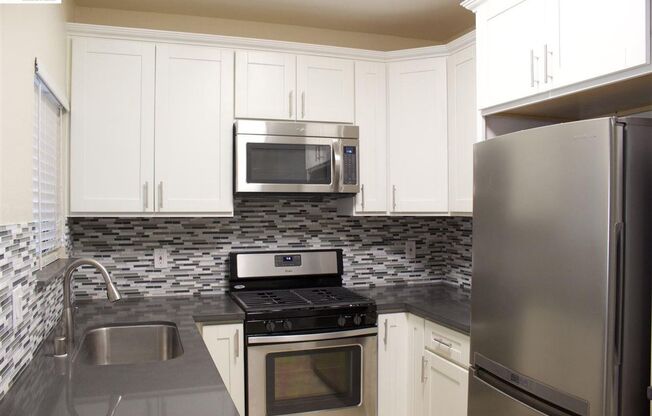 COMING SOON $3090 / 2 BR GORGEOUS REMODELED MEADOWBROOK CONDO IN CENTRAL FREMONT