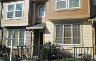 Charming 3 Bedroom | 2.5 Bathroom Townhome | Arbor Station Community | HOA Clubhouse | Pool | High-Speed Internet Included