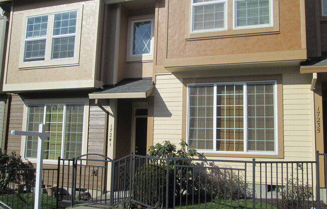 Charming 3 Bedroom | 2.5 Bathroom Townhome | Arbor Station Community | HOA Clubhouse | Pool | High-Speed Internet Included