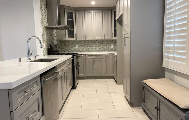 Luxurious Retreat: Stylish 3 Bed, 3 Bath Home in Granada Hills