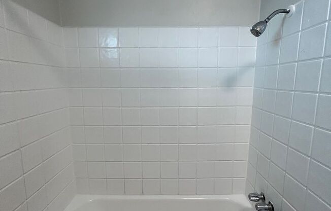2 beds, 1 bath, $850, Unit MA9141