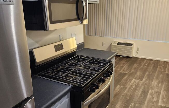1 bed, 1 bath, 656 sqft, $1,848, Unit 025