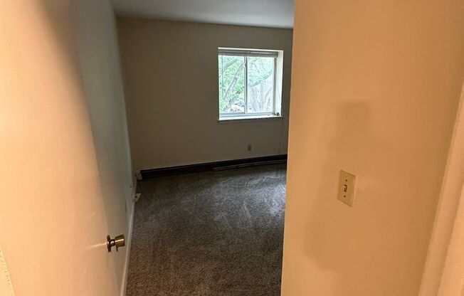 2 beds, 1 bath, $1,395, Unit 216
