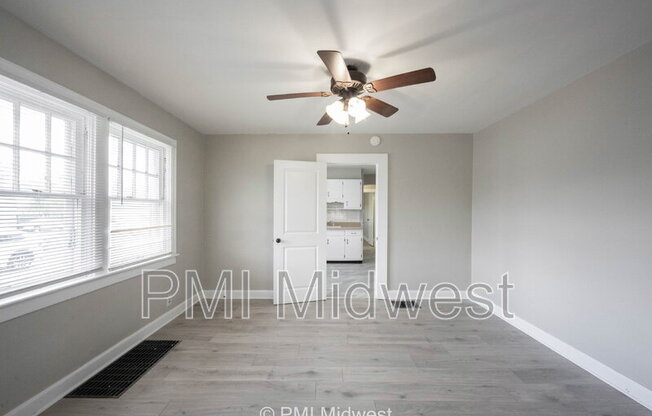 4302 E 10 ST