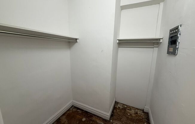 1 bed, 1 bath, 962 sqft, $1,510, Unit New King Edward  306