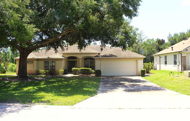 Lovely home in the Twin Lakes Subdivision Deltona