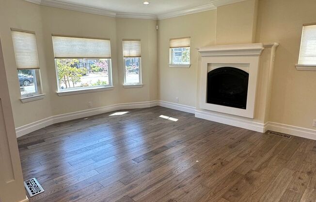 Beautiful spacious home, across from a small park, convenient commute location, close to Google and shopping!