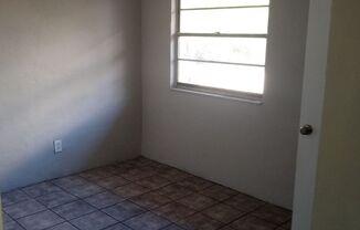 3 beds, 1 bath, 900 sqft, $1,495, Unit Apt. 10