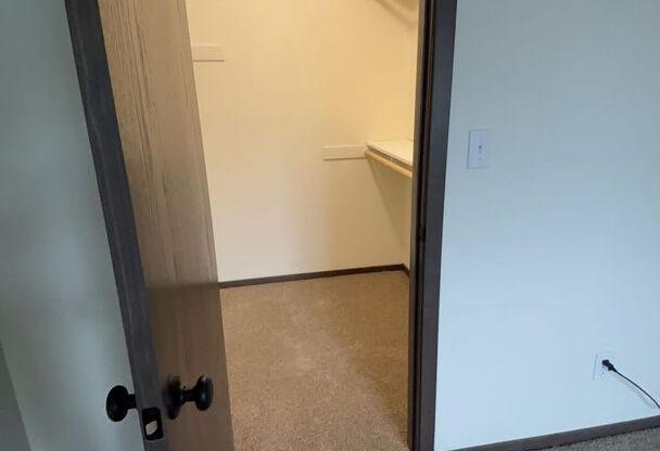 2 beds, 1 bath, 950 sqft, $1,295, Unit 1800-305