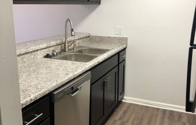 2 beds, 1 bath, 1,009 sqft, $1,460, Unit 18302