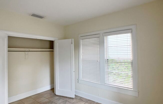 2 beds, 1 bath, $1,700, Unit 919 SW 5th Avenue