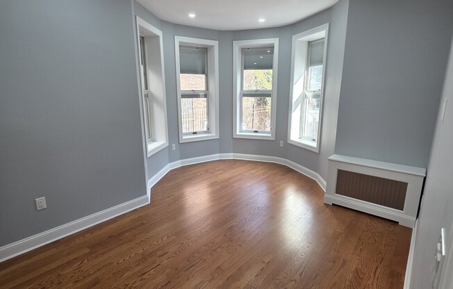 511 RDG PKWY PARLOR