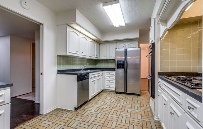 2 beds, 2 baths, $1,895, Unit # 600E