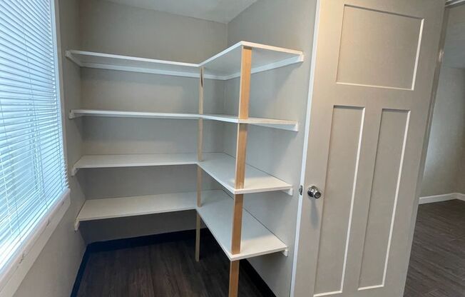 2 beds, 1 bath, 706 sqft, $1,300, Unit Coll140