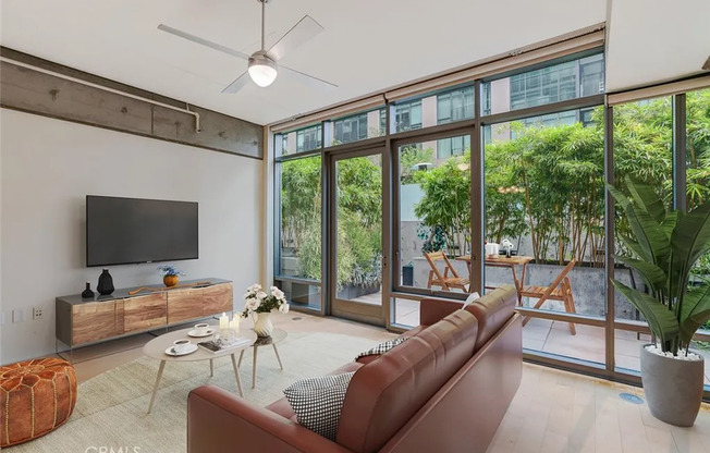 1 bed, 1 bath, 860 sqft, $3,000