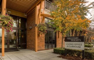 The front of a building with a sign that says "Discovery Heights Leasing Office & Clubhouse".