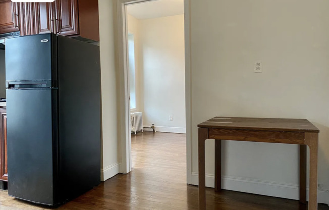 215 E 4 ST