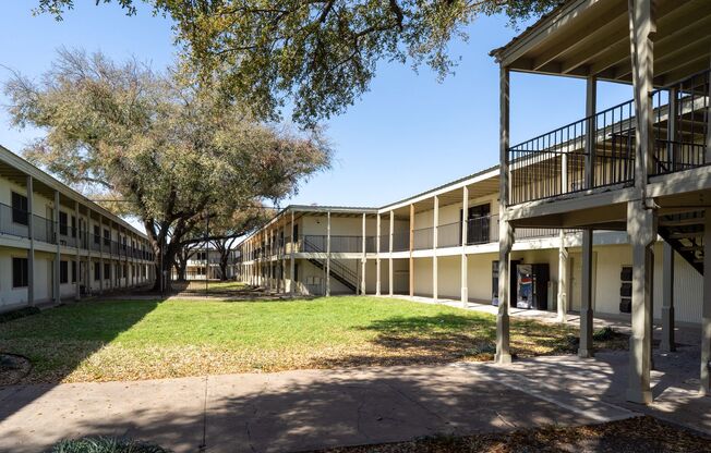 2 beds, 1 bath, 760 sqft, $1,100, Unit 236