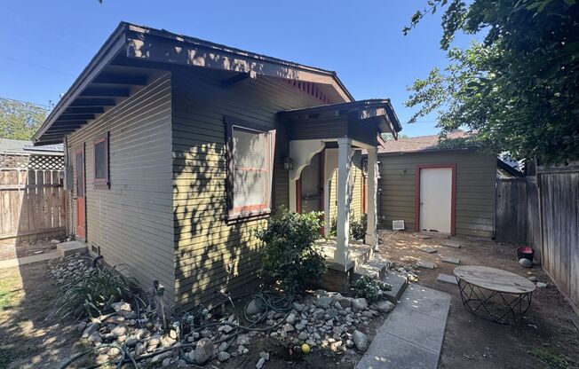 2 bed 1 bath Back house Bungalow in Upland for rent washer/dryer included